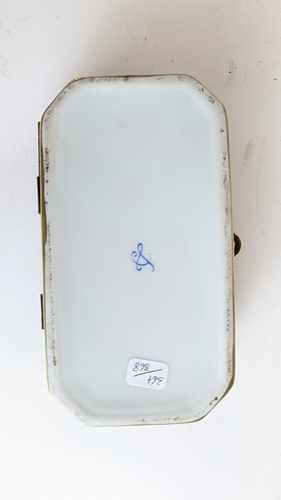 BOÎTE rectangulaire à pans coupés en porcelaine...